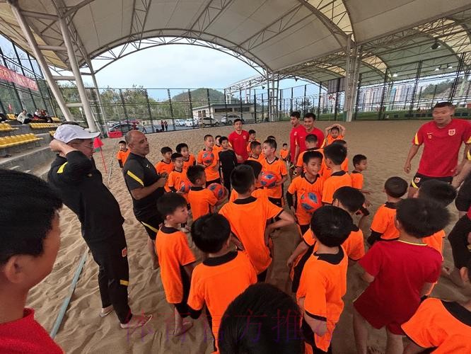 播种希望 未来可期 中国国家男子沙滩足球队在梅州五华开展沙足体验课活动